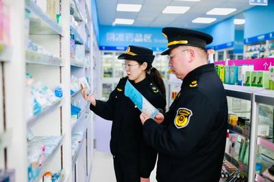 保障假期市場安全，他們用堅守詮釋最美“敬業(yè)福”——記照相機及器材銷售人員的默默奉獻